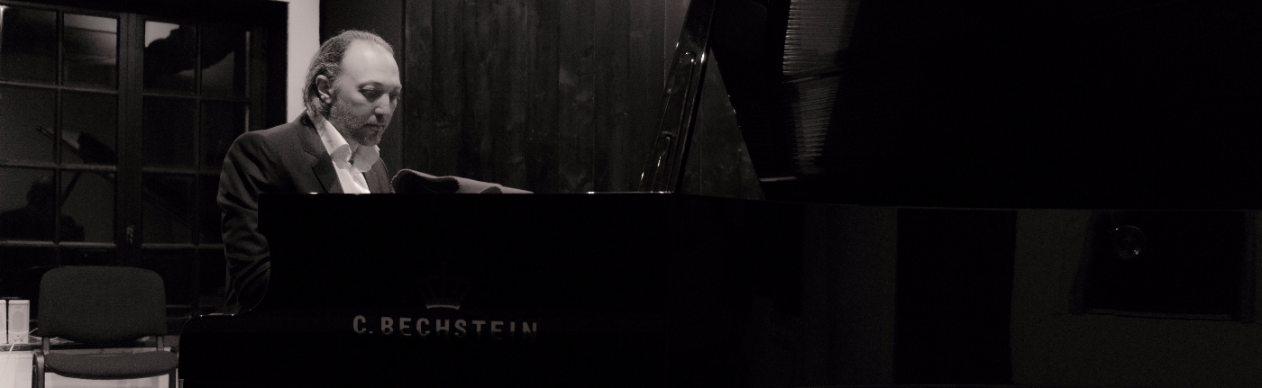 Le compositeur Armen Bedrossian au piano dans la cabine d'enregistrement de Gam Studio