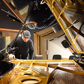 un Studio d'enregistrement avec un piano a Queue C.Bechstein