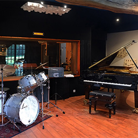 Gam Studio et sa cabine de 7 m de haut, idéal pour l'enregistrement du Grand Piano a queue