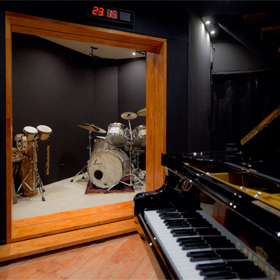 Gam Studio et sa cabine de 7 m de haut, idéal pour l'enregistrement du Grand Piano a queue